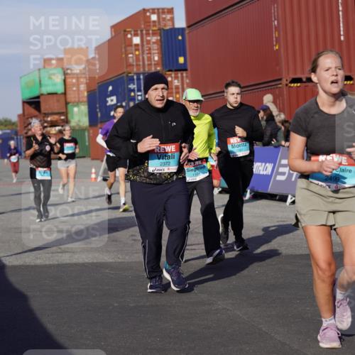 03.10.2025 - Köhlbrandbrückenlauf Michael Burmester http://msf.ph/oto/9018203 03.10.2025 10:17:54 Ziel 1164, 1471, 1513, 1815, 1831, 1941, 2361, 2372, 2376, 2499, 2670, 2984, 3017, 3156, 3762 meine-sportfotos.de