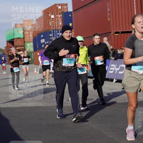 03.10.2025 - Köhlbrandbrückenlauf Michael Burmester http://msf.ph/oto/9018208 03.10.2025 10:17:54 Ziel 1164, 1471, 1513, 1815, 1831, 1941, 2361, 2372, 2376, 2499, 2670, 2984, 3017, 3156, 3762 meine-sportfotos.de
