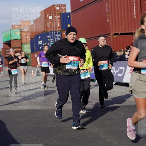 03.10.2025 - Köhlbrandbrückenlauf Michael Burmester http://msf.ph/oto/9018212 03.10.2025 10:17:54 Ziel 1164, 1471, 1513, 1815, 1831, 1941, 2361, 2372, 2376, 2499, 2670, 2984, 3017, 3156, 3762 meine-sportfotos.de