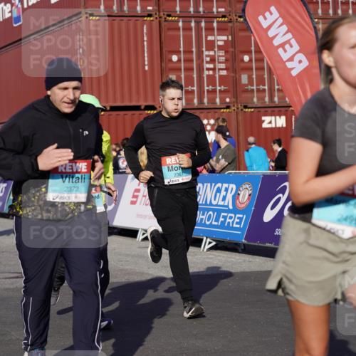 03.10.2025 - Köhlbrandbrückenlauf Michael Burmester http://msf.ph/oto/9018217 03.10.2025 10:17:55 Ziel 1164, 1471, 1513, 1815, 1831, 1941, 2361, 2372, 2499, 2670, 2984, 3017, 3762 meine-sportfotos.de