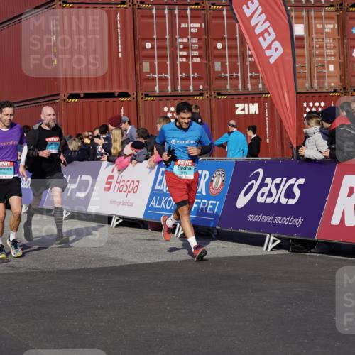 03.10.2025 - Köhlbrandbrückenlauf Michael Burmester http://msf.ph/oto/9018231 03.10.2025 10:17:56 Ziel 1164, 1471, 1513, 1815, 1831, 1941, 2361, 2372, 2499, 2670, 2984, 3017, 3762 meine-sportfotos.de