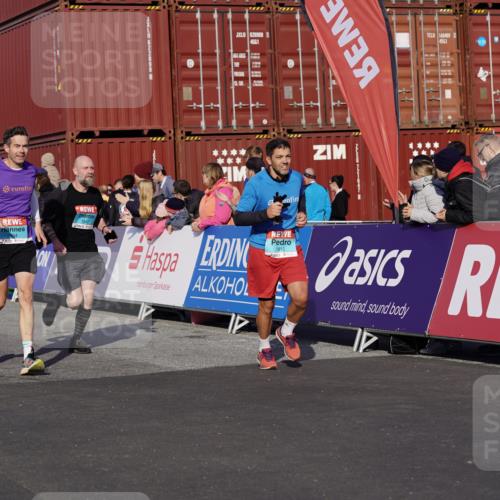 03.10.2025 - Köhlbrandbrückenlauf Michael Burmester http://msf.ph/oto/9018240 03.10.2025 10:17:57 Ziel 1164, 1471, 1513, 1812, 1815, 1831, 1941, 2361, 2372, 2499, 2670, 2984, 3017, 3175, 3762 meine-sportfotos.de