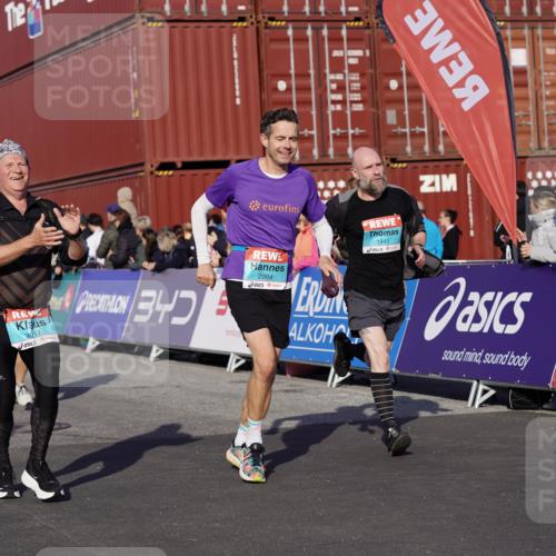 03.10.2025 - Köhlbrandbrückenlauf Michael Burmester http://msf.ph/oto/9018262 03.10.2025 10:17:58 Ziel 1164, 1471, 1513, 1812, 1815, 1831, 1941, 2361, 2372, 2670, 2984, 3017, 3175, 3486, 3487, 3762, 3826 meine-sportfotos.de