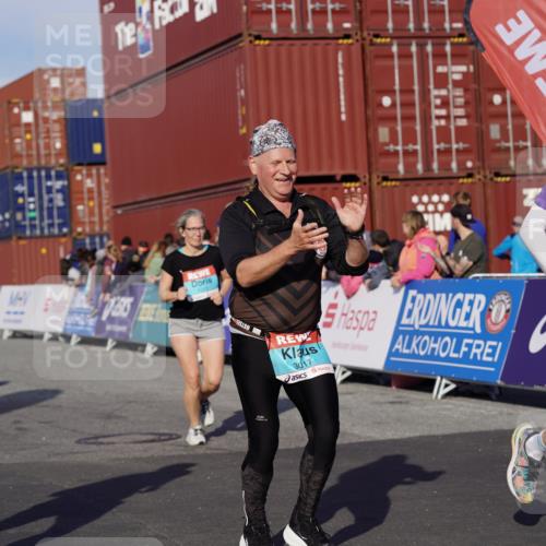 03.10.2025 - Köhlbrandbrückenlauf Michael Burmester http://msf.ph/oto/9018266 03.10.2025 10:17:58 Ziel 1164, 1471, 1513, 1812, 1815, 1831, 1941, 2361, 2372, 2670, 2984, 3017, 3175, 3486, 3487, 3762, 3826 meine-sportfotos.de