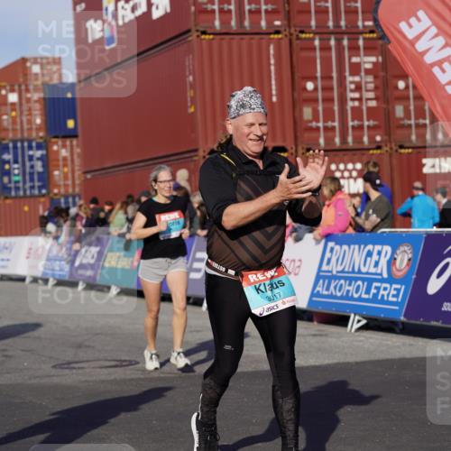 03.10.2025 - Köhlbrandbrückenlauf Michael Burmester http://msf.ph/oto/9018271 03.10.2025 10:17:58 Ziel 1164, 1471, 1513, 1812, 1815, 1831, 1941, 2361, 2372, 2670, 2984, 3017, 3175, 3486, 3487, 3762, 3826 meine-sportfotos.de