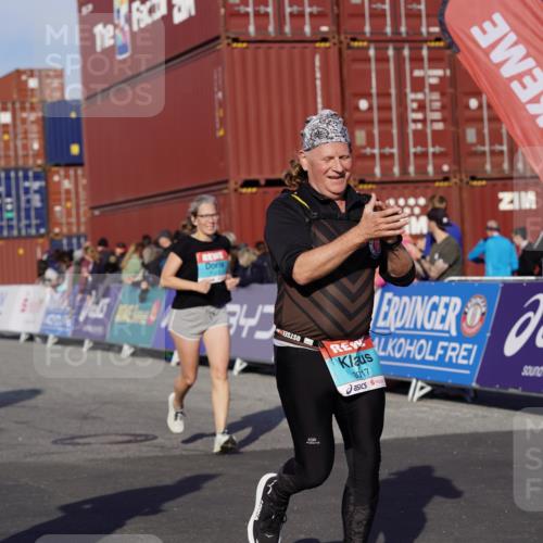 03.10.2025 - Köhlbrandbrückenlauf Michael Burmester http://msf.ph/oto/9018275 03.10.2025 10:17:58 Ziel 1164, 1471, 1513, 1812, 1815, 1831, 1941, 2361, 2372, 2670, 2984, 3017, 3175, 3486, 3487, 3762, 3826 meine-sportfotos.de