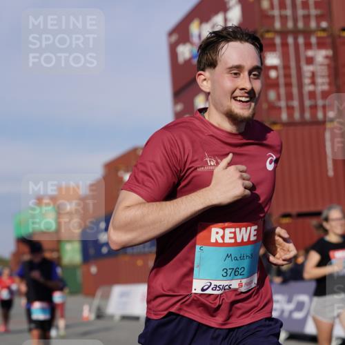03.10.2025 - Köhlbrandbrückenlauf Michael Burmester http://msf.ph/oto/9018279 03.10.2025 10:17:59 Ziel 1164, 1471, 1513, 1812, 1815, 1941, 2361, 2372, 2670, 2984, 3017, 3175, 3486, 3487, 3762, 3826 meine-sportfotos.de
