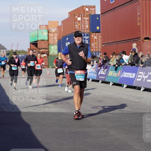 03.10.2025 - Köhlbrandbrückenlauf Michael Burmester http://msf.ph/oto/9018283 03.10.2025 10:18:01 Ziel 1471, 1513, 1812, 1815, 1941, 2361, 2984, 3017, 3175, 3486, 3487, 3762, 3826 meine-sportfotos.de