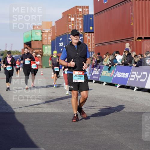 03.10.2025 - Köhlbrandbrückenlauf Michael Burmester http://msf.ph/oto/9018291 03.10.2025 10:18:01 Ziel 1471, 1513, 1812, 1815, 1941, 2361, 2984, 3017, 3175, 3486, 3487, 3762, 3826 meine-sportfotos.de