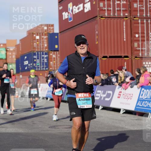 03.10.2025 - Köhlbrandbrückenlauf Michael Burmester http://msf.ph/oto/9018295 03.10.2025 10:18:02 Ziel 1121, 1471, 1513, 1812, 1815, 1941, 2361, 2544, 2984, 3175, 3486, 3487, 3762, 3826 meine-sportfotos.de