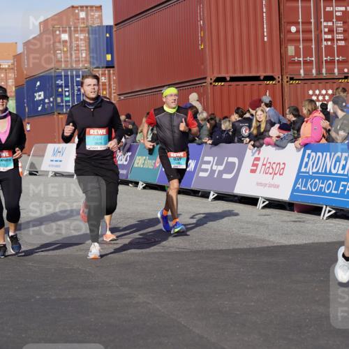 03.10.2025 - Köhlbrandbrückenlauf Michael Burmester http://msf.ph/oto/9018324 03.10.2025 10:18:04 Ziel 1121, 1471, 1812, 1834, 2544, 3175, 3310, 3486, 3487, 3826 meine-sportfotos.de