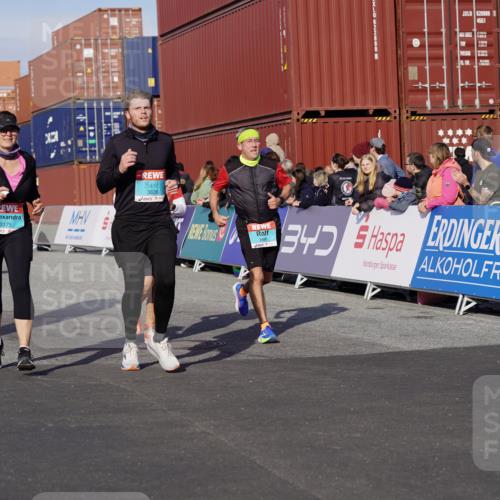 03.10.2025 - Köhlbrandbrückenlauf Michael Burmester http://msf.ph/oto/9018328 03.10.2025 10:18:04 Ziel 1121, 1471, 1812, 1834, 2544, 3175, 3310, 3486, 3487, 3826 meine-sportfotos.de