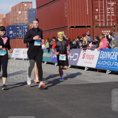 03.10.2025 - Köhlbrandbrückenlauf Michael Burmester http://msf.ph/oto/9018331 03.10.2025 10:18:04 Ziel 1121, 1471, 1812, 1834, 2544, 3175, 3310, 3486, 3487, 3826 meine-sportfotos.de