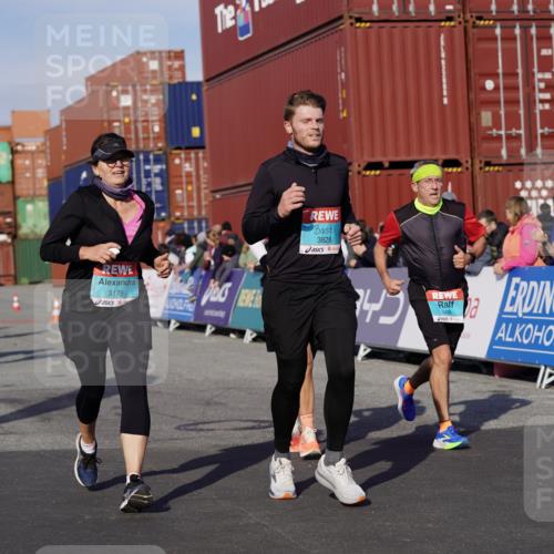 03.10.2025 - Köhlbrandbrückenlauf Michael Burmester http://msf.ph/oto/9018342 03.10.2025 10:18:05 Ziel 1121, 1812, 1834, 2544, 3175, 3310, 3486, 3487, 3826 meine-sportfotos.de