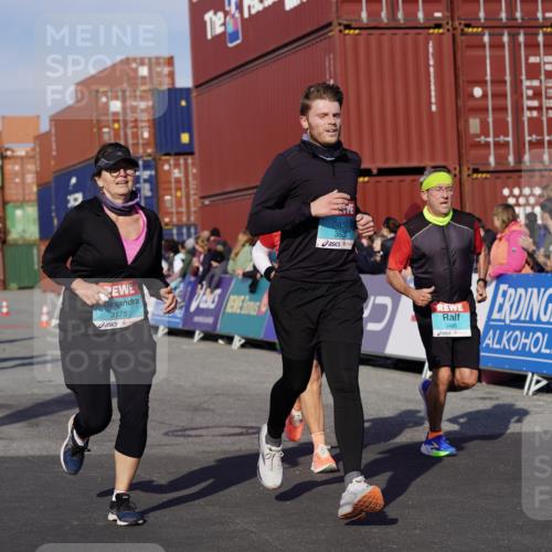 03.10.2025 - Köhlbrandbrückenlauf Michael Burmester http://msf.ph/oto/9018346 03.10.2025 10:18:05 Ziel 1121, 1812, 1834, 2544, 3175, 3310, 3486, 3487, 3826 meine-sportfotos.de