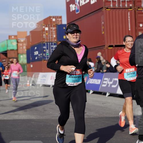 03.10.2025 - Köhlbrandbrückenlauf Michael Burmester http://msf.ph/oto/9018350 03.10.2025 10:18:06 Ziel 1121, 1812, 1834, 2544, 3175, 3310, 3486, 3487, 3826 meine-sportfotos.de