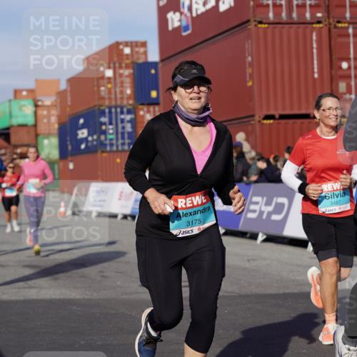 03.10.2025 - Köhlbrandbrückenlauf Michael Burmester http://msf.ph/oto/9018354 03.10.2025 10:18:06 Ziel 1121, 1812, 1834, 2544, 3175, 3310, 3486, 3487, 3826 meine-sportfotos.de