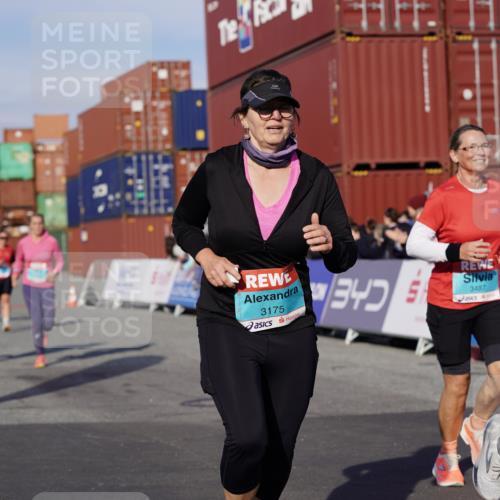 03.10.2025 - Köhlbrandbrückenlauf Michael Burmester http://msf.ph/oto/9018359 03.10.2025 10:18:06 Ziel 1121, 1812, 1834, 2544, 3175, 3310, 3486, 3487, 3826 meine-sportfotos.de