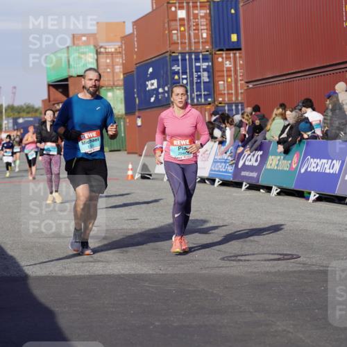 03.10.2025 - Köhlbrandbrückenlauf Michael Burmester http://msf.ph/oto/9018363 03.10.2025 10:18:07 Ziel 1121, 1812, 1834, 2544, 3175, 3310, 3486, 3487, 3826 meine-sportfotos.de