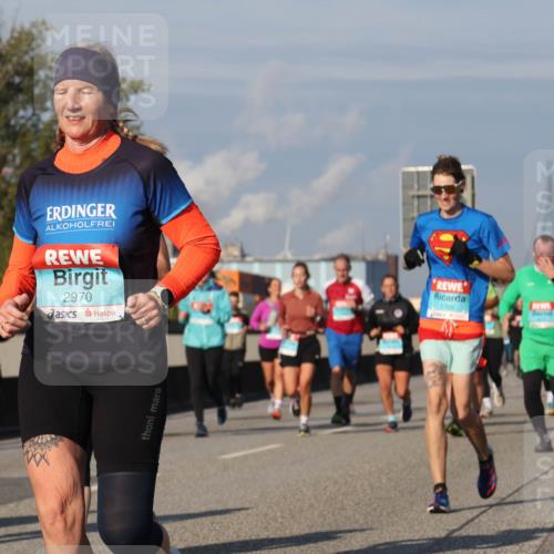 03.10.2025 - Köhlbrandbrückenlauf Luisa Fischer http://msf.ph/oto/9018373 03.10.2025 11:06:52 Position 3 9, 2970, 1709 meine-sportfotos.de