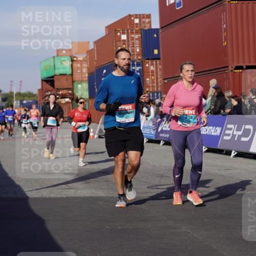 03.10.2025 - Köhlbrandbrückenlauf Michael Burmester http://msf.ph/oto/9018385 03.10.2025 10:18:08 Ziel 1121, 1812, 1834, 2544, 3175, 3310, 3486, 3487, 3826 meine-sportfotos.de