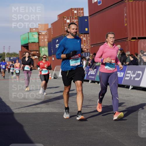 03.10.2025 - Köhlbrandbrückenlauf Michael Burmester http://msf.ph/oto/9018392 03.10.2025 10:18:08 Ziel 1121, 1812, 1834, 2544, 3175, 3310, 3486, 3487, 3826 meine-sportfotos.de