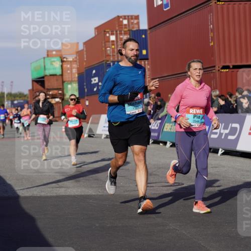 03.10.2025 - Köhlbrandbrückenlauf Michael Burmester http://msf.ph/oto/9018396 03.10.2025 10:18:08 Ziel 1121, 1812, 1834, 2544, 3175, 3310, 3486, 3487, 3826 meine-sportfotos.de