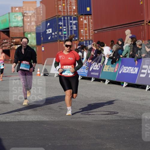 03.10.2025 - Köhlbrandbrückenlauf Michael Burmester http://msf.ph/oto/9018409 03.10.2025 10:18:10 Ziel 1121, 1834, 2544, 3273, 3308, 3310, 3486, 3487, 3826 meine-sportfotos.de