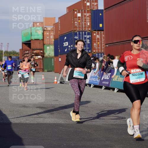 03.10.2025 - Köhlbrandbrückenlauf Michael Burmester http://msf.ph/oto/9018422 03.10.2025 10:18:11 Ziel 1121, 1834, 2544, 3176, 3178, 3273, 3308, 3310 meine-sportfotos.de