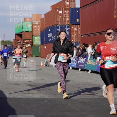 03.10.2025 - Köhlbrandbrückenlauf Michael Burmester http://msf.ph/oto/9018425 03.10.2025 10:18:11 Ziel 1121, 1834, 2544, 3176, 3178, 3273, 3308, 3310 meine-sportfotos.de