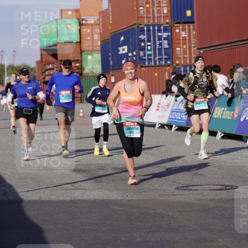 03.10.2025 - Köhlbrandbrückenlauf Michael Burmester http://msf.ph/oto/9018449 03.10.2025 10:18:15 Ziel 1485, 1719, 1834, 2413, 3176, 3178, 3273, 3308, 3310 meine-sportfotos.de