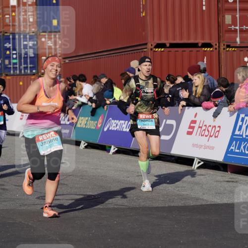 03.10.2025 - Köhlbrandbrückenlauf Michael Burmester http://msf.ph/oto/9018462 03.10.2025 10:18:16 Ziel 1485, 1719, 1834, 1932, 2413, 2502, 3176, 3178, 3273, 3308 meine-sportfotos.de