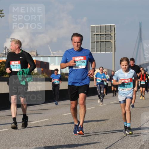 03.10.2025 - Köhlbrandbrückenlauf Luisa Fischer http://msf.ph/oto/9018468 03.10.2025 11:07:11 Position 3 2873, 2862, 2861 meine-sportfotos.de