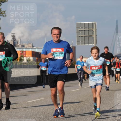 03.10.2025 - Köhlbrandbrückenlauf Luisa Fischer http://msf.ph/oto/9018471 03.10.2025 11:07:12 Position 3 2873, 2862, 2861 meine-sportfotos.de