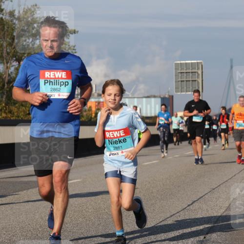 03.10.2025 - Köhlbrandbrückenlauf Luisa Fischer http://msf.ph/oto/9018485 03.10.2025 11:07:14 Position 3 2873, 2862, 2861 meine-sportfotos.de