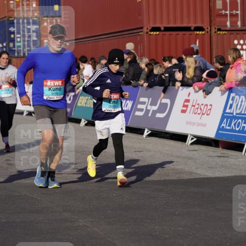 03.10.2025 - Köhlbrandbrückenlauf Michael Burmester http://msf.ph/oto/9018488 03.10.2025 10:18:18 Ziel 1485, 1719, 1932, 2413, 2502, 3176, 3178, 3273, 3308 meine-sportfotos.de
