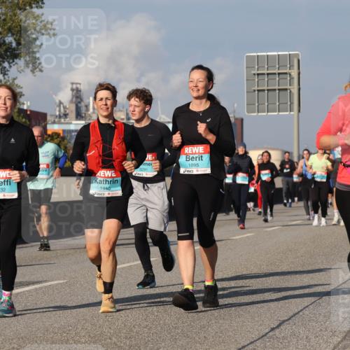 03.10.2025 - Köhlbrandbrückenlauf Luisa Fischer http://msf.ph/oto/9018552 03.10.2025 11:07:26 Position 3 1000, 1732, 1440, 3291, 1895 meine-sportfotos.de