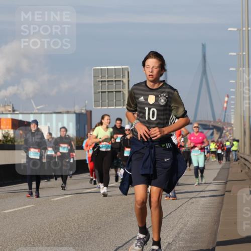 03.10.2025 - Köhlbrandbrückenlauf Luisa Fischer http://msf.ph/oto/9018583 03.10.2025 11:07:31 Position 3 10 meine-sportfotos.de