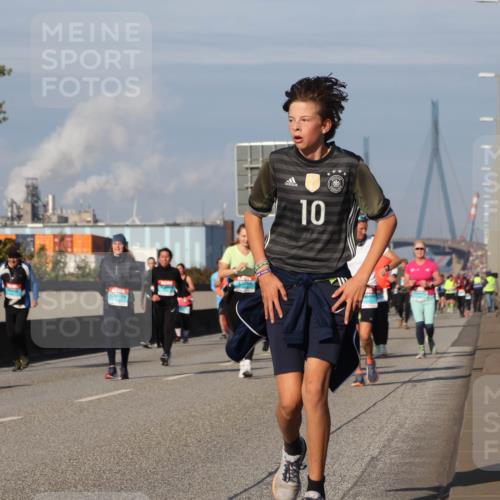 03.10.2025 - Köhlbrandbrückenlauf Luisa Fischer http://msf.ph/oto/9018587 03.10.2025 11:07:31 Position 3 10 meine-sportfotos.de
