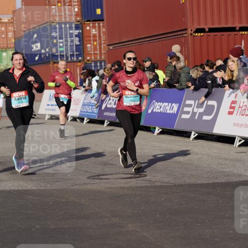 03.10.2025 - Köhlbrandbrückenlauf Michael Burmester http://msf.ph/oto/9018588 03.10.2025 10:18:26 Ziel 1485, 1778, 1920, 1932, 2502, 2800, 3180, 3833 meine-sportfotos.de