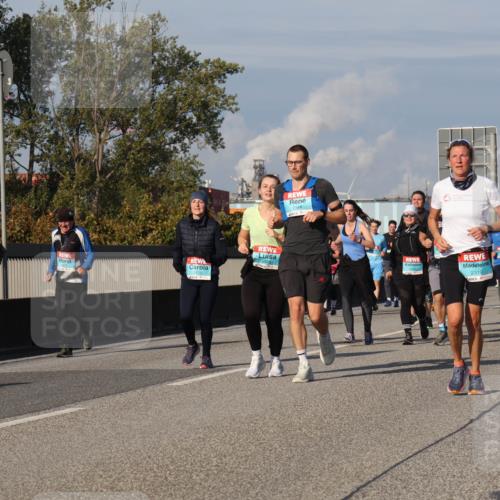03.10.2025 - Köhlbrandbrückenlauf Luisa Fischer http://msf.ph/oto/9018611 03.10.2025 11:07:35 Position 3 3110, 2374, 2319 meine-sportfotos.de