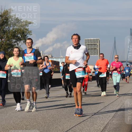 03.10.2025 - Köhlbrandbrückenlauf Luisa Fischer http://msf.ph/oto/9018618 03.10.2025 11:07:36 Position 3 3110, 2373, 2374, 2319 meine-sportfotos.de