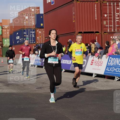 03.10.2025 - Köhlbrandbrückenlauf Michael Burmester http://msf.ph/oto/9018666 03.10.2025 10:18:34 Ziel 1614, 1619, 2168, 2785, 2800, 3180, 3419, 3595, 3698, 3833 meine-sportfotos.de