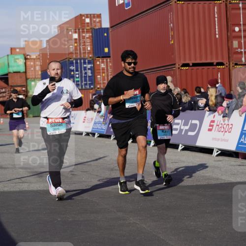 03.10.2025 - Köhlbrandbrückenlauf Michael Burmester http://msf.ph/oto/9018712 03.10.2025 10:18:38 Ziel 1614, 1619, 2168, 2785, 3419, 3541, 3595, 3698 meine-sportfotos.de