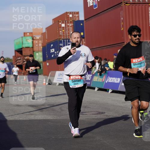 03.10.2025 - Köhlbrandbrückenlauf Michael Burmester http://msf.ph/oto/9018716 03.10.2025 10:18:38 Ziel 1614, 1619, 2168, 2785, 3419, 3541, 3595, 3698 meine-sportfotos.de
