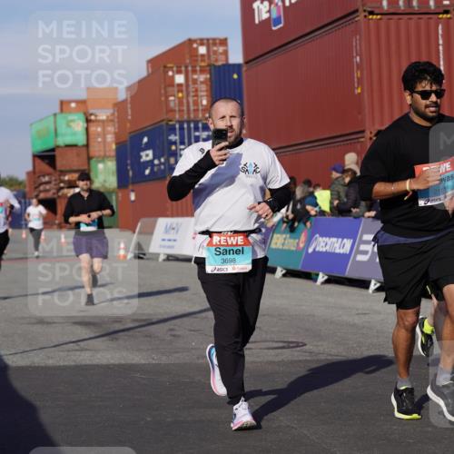 03.10.2025 - Köhlbrandbrückenlauf Michael Burmester http://msf.ph/oto/9018720 03.10.2025 10:18:38 Ziel 1614, 1619, 2168, 2785, 3419, 3541, 3595, 3698 meine-sportfotos.de