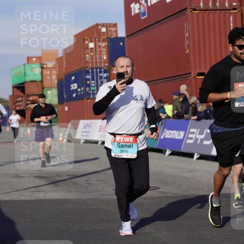 03.10.2025 - Köhlbrandbrückenlauf Michael Burmester http://msf.ph/oto/9018724 03.10.2025 10:18:38 Ziel 1614, 1619, 2168, 2785, 3419, 3541, 3595, 3698 meine-sportfotos.de