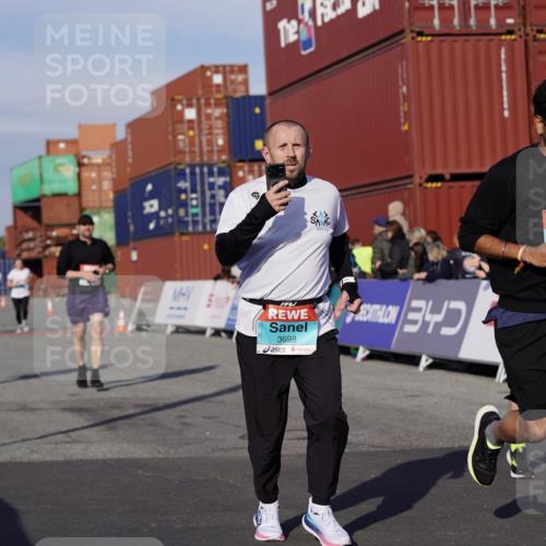 03.10.2025 - Köhlbrandbrückenlauf Michael Burmester http://msf.ph/oto/9018729 03.10.2025 10:18:39 Ziel 1614, 1619, 2168, 2785, 3419, 3541, 3595, 3698 meine-sportfotos.de