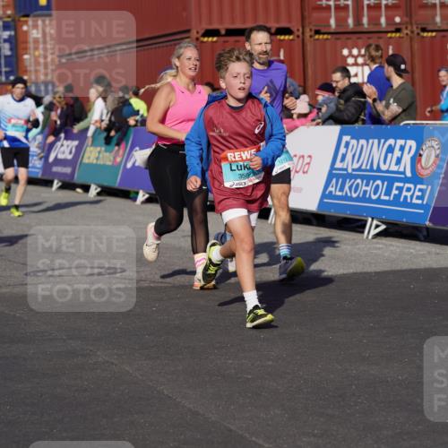 03.10.2025 - Köhlbrandbrückenlauf Michael Burmester http://msf.ph/oto/9018809 03.10.2025 10:18:55 Ziel 1166, 1212, 1295, 1862, 1868, 2009, 2010, 2675, 3050, 3051, 3587 meine-sportfotos.de