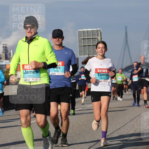 03.10.2025 - Köhlbrandbrückenlauf Luisa Fischer http://msf.ph/oto/9018825 03.10.2025 11:08:17 Position 3 1904, 1652, 1653 meine-sportfotos.de